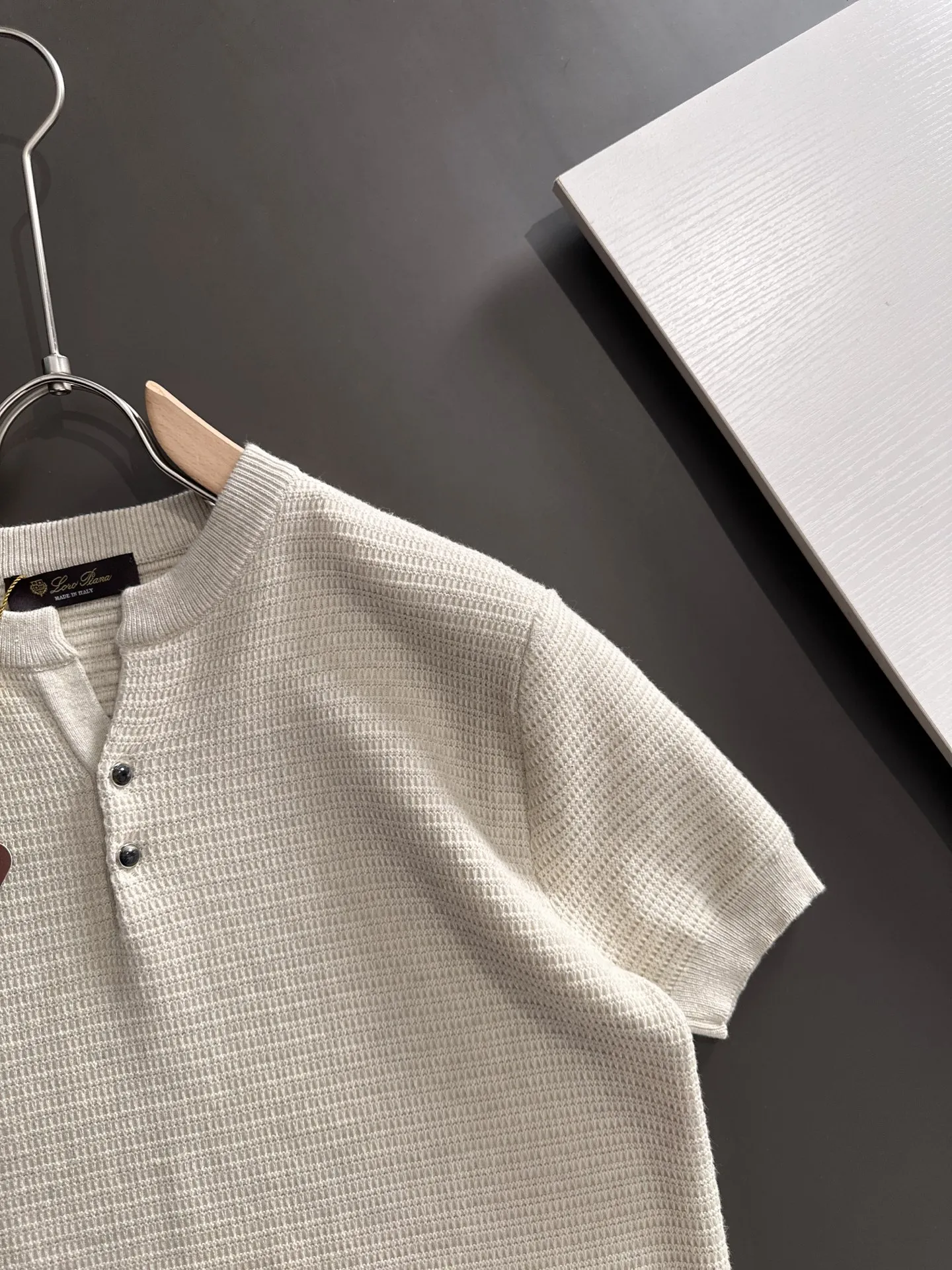 Next day shipment LP high quality Loro Piana 26ss New Arrival men's short-sleeved T-shirt Made of combed cotton yarn knitted cotton fabric, no pressure when entering and exiting the counter Exclusive control of raw materials It feels substantial when weighed, and the upper body is more textured than ordinary T-shirts. This texture can cope with the weather easily and is suitable for both hot and cold! Loose fit design, looks noble. The only correct version is available Size: M to XXXL